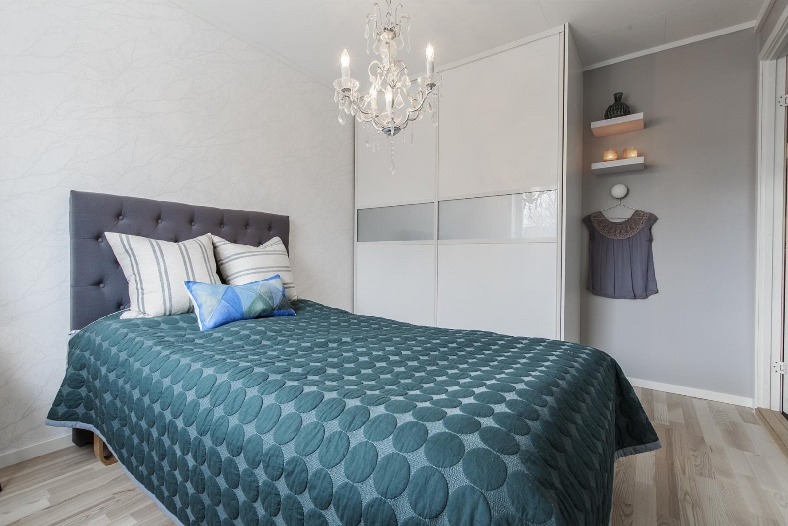 Lyst soverom med innredet skyvedørsgarderobe Galleribilde