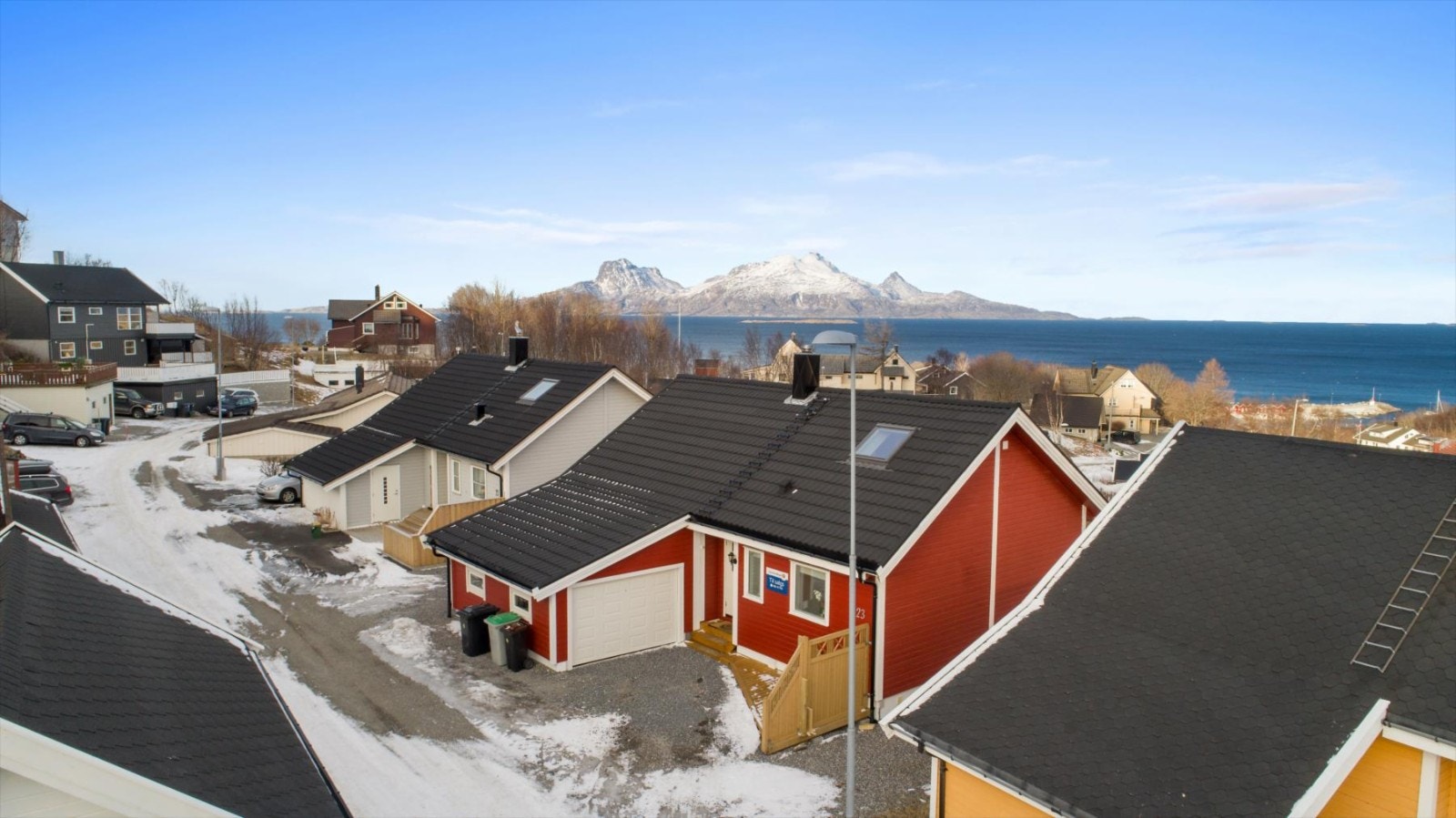 Det er gjort store oppgraderinger med bl.a. nytt tak, ny garasje, byttet drenering med mer. Galleribilde