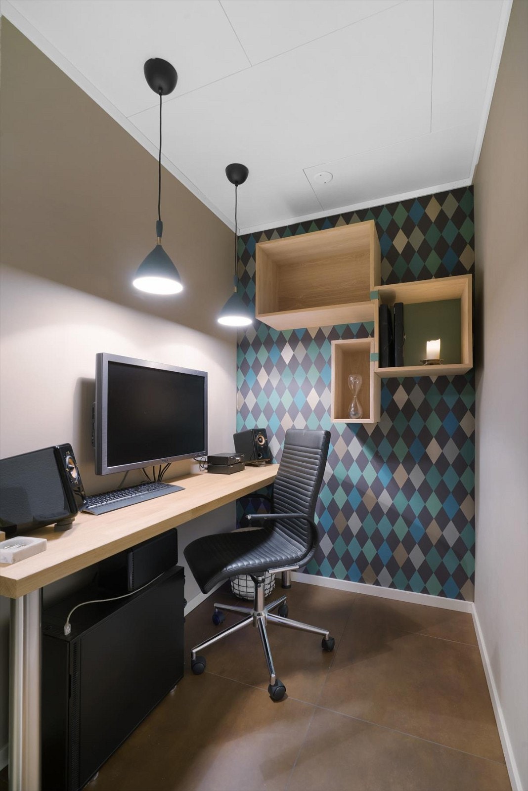 En av bodene i underetasjen er innredet som kontor - Flislagt gulv med varmekabler Galleribilde