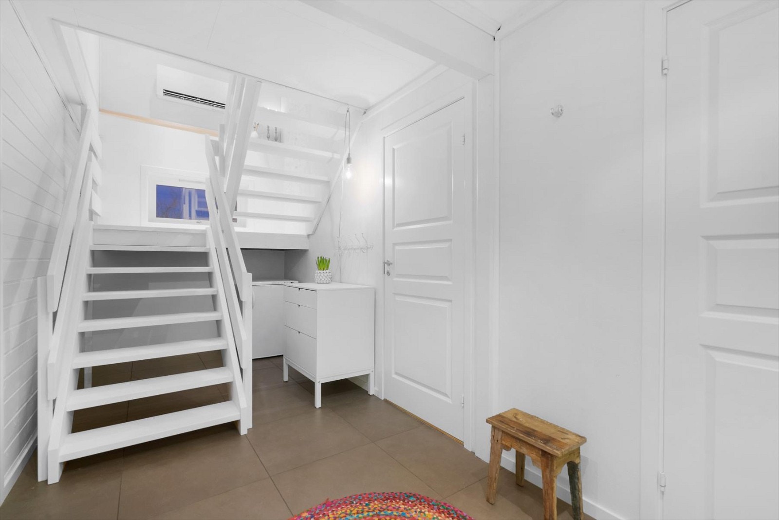 Trapperom i underetasjen - Flislagt gulv med varmekabler Galleribilde