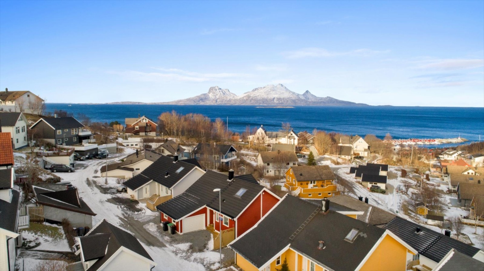 Eiendommen ligger meget fint til og nyter fantastisk utsikt mot Landegode og videre mot Lofoten Galleribilde