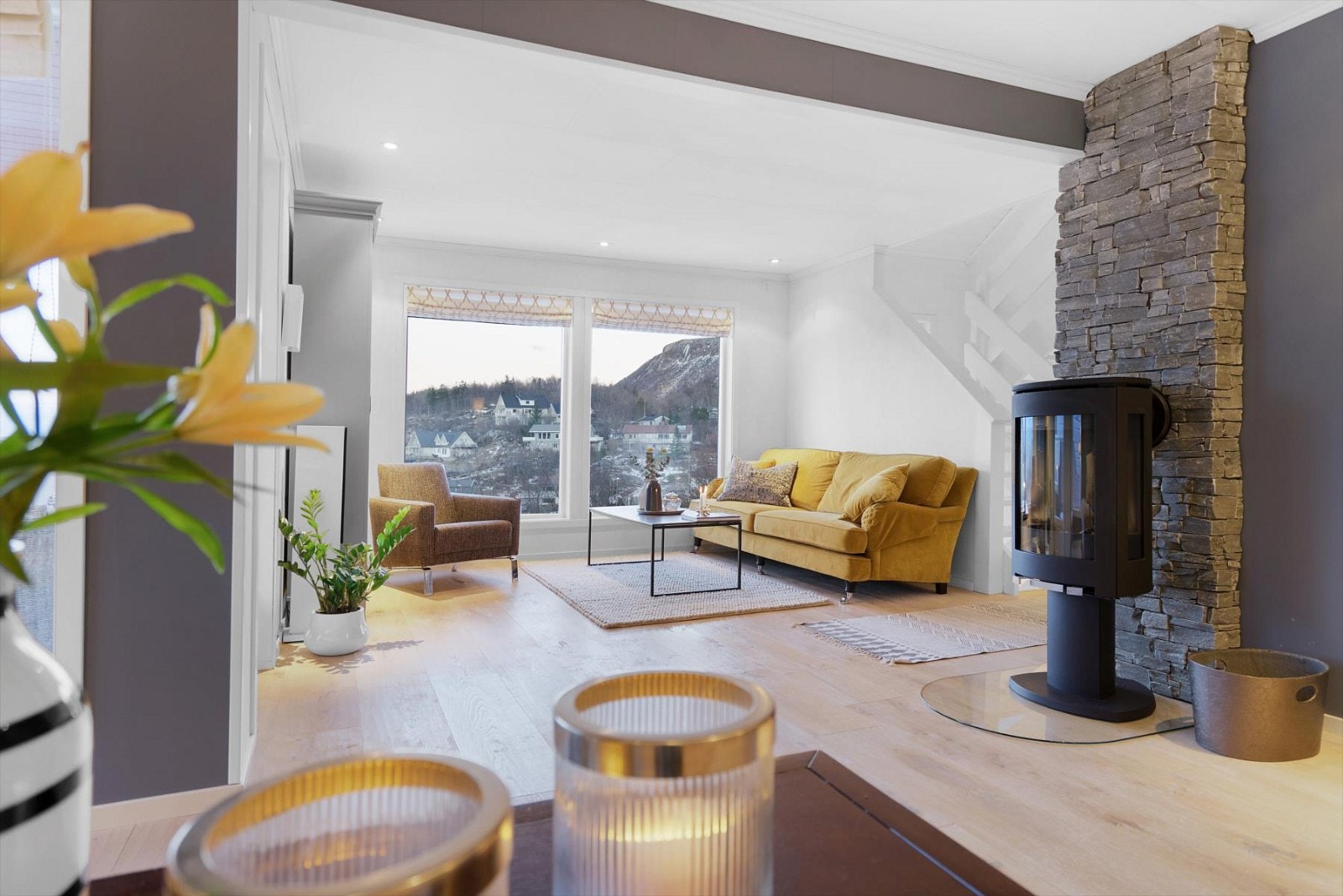 Ekstra bred 1-stavs parkett i hvitoljet eik i hele stuen Galleribilde