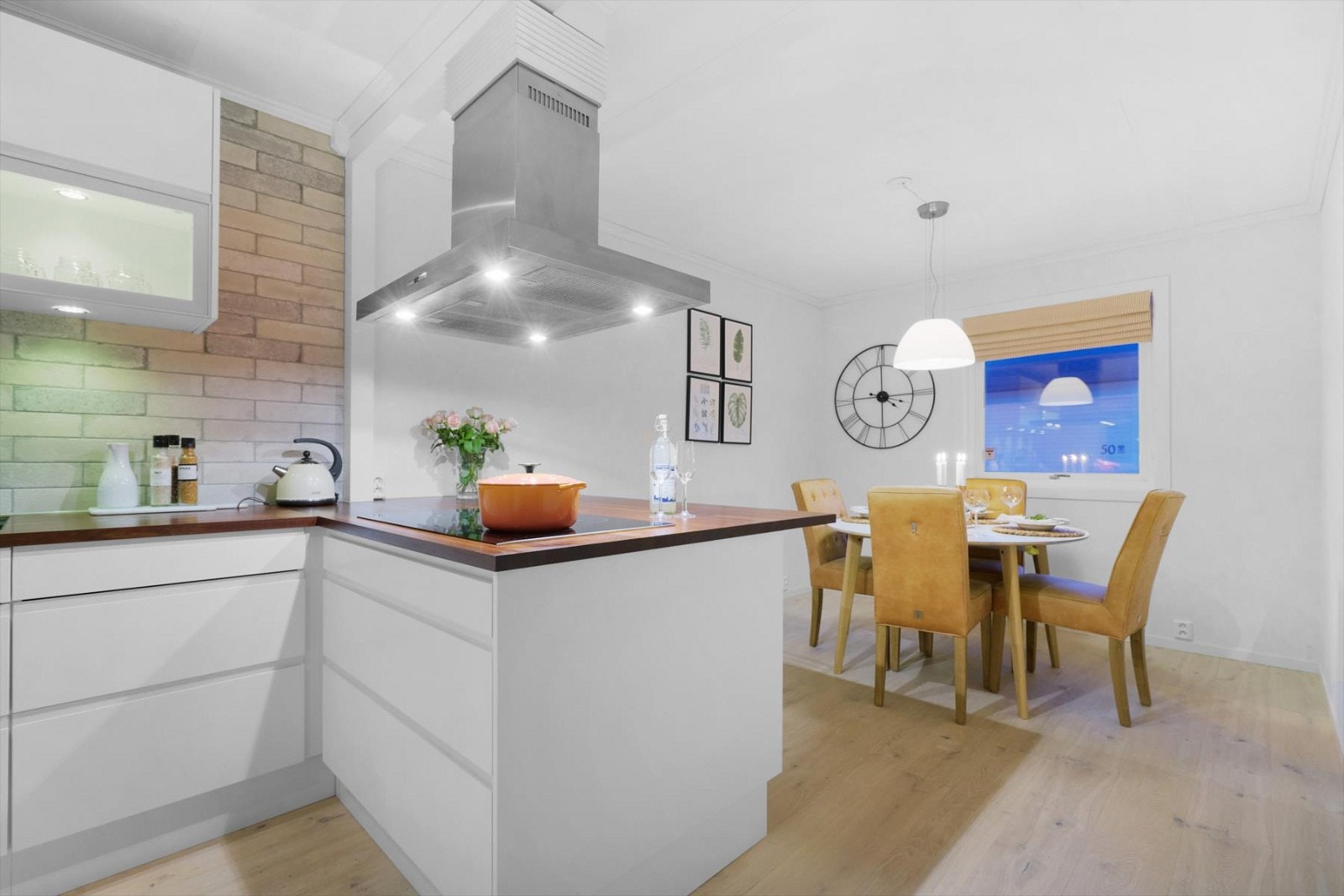 Det er god plass til et stort spisebord på kjøkkenet Galleribilde