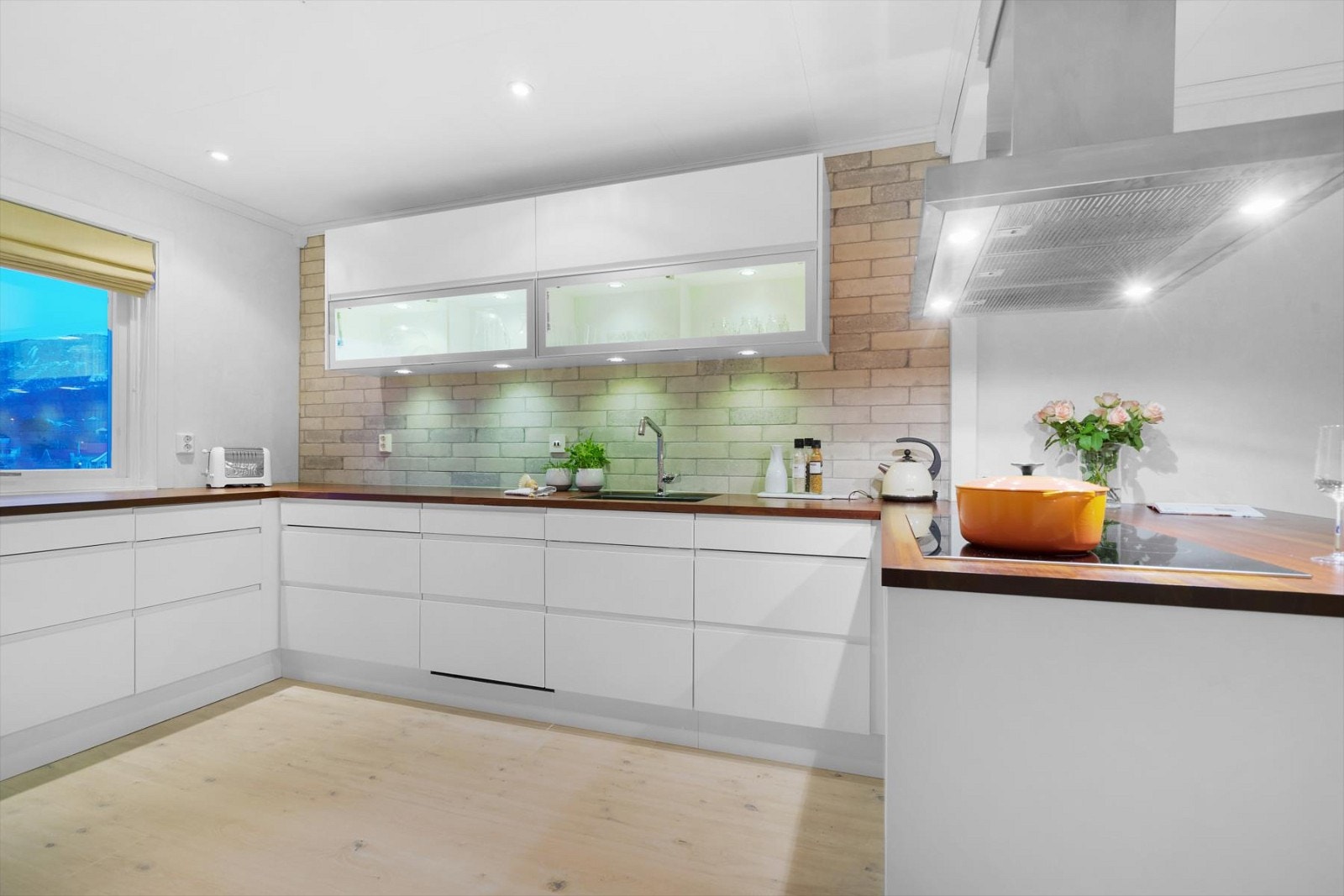 Godt med både benk- og skapplass. I tillegg er det smarte oppbevaringsløsninger i hjørneskap samt sokkelskuff Galleribilde