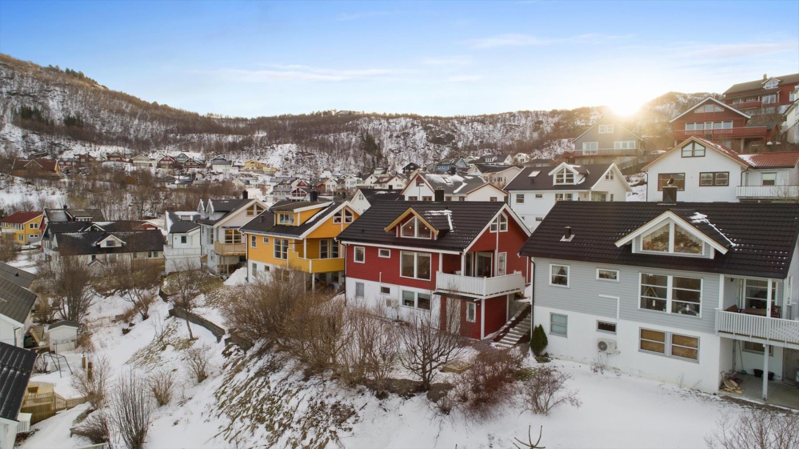 Boligen ligger fint til med solrik hage Galleribilde