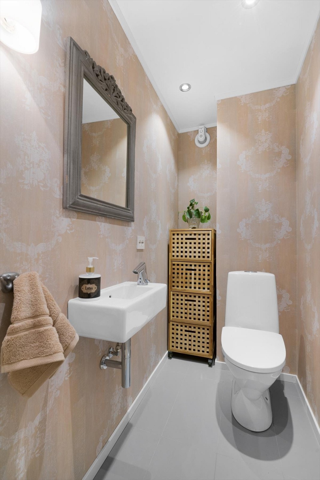 Wc-rom i tilknytning til soverom - Flislagt gulv med varmekabler Galleribilde