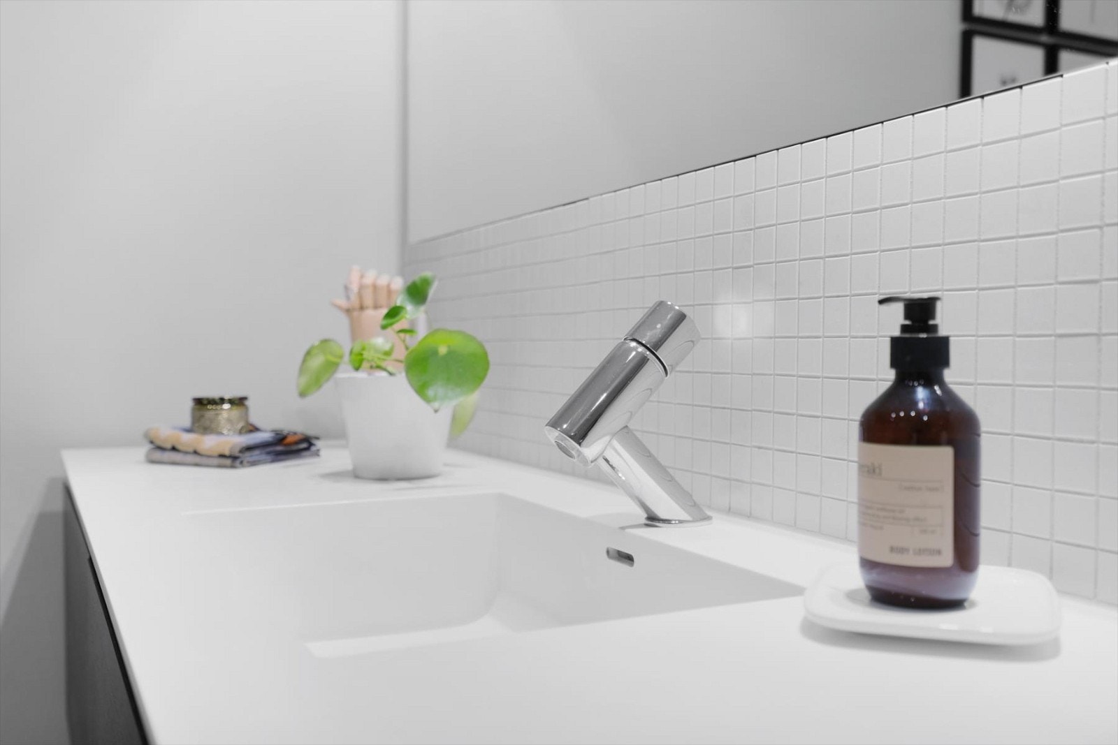 Helstøpt vask med mosaikkfliser under speilet Galleribilde