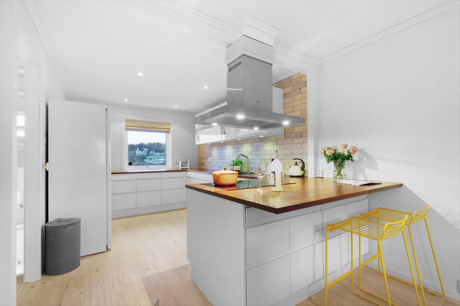 Kjøkkenet er velutrustet med svært god materialkvalitet med bl.a heltre benkeplate, spesialtilpassede hyller med mer. Galleribilde