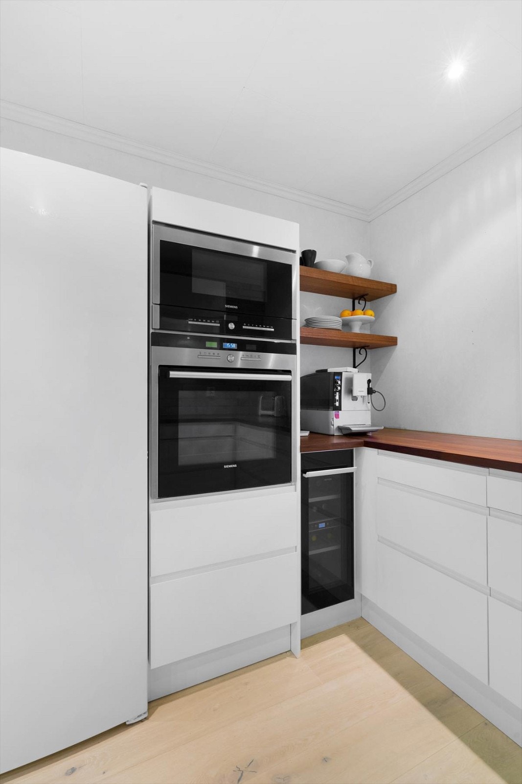 Integrerte hvitevarer samt et smart vinskap Galleribilde