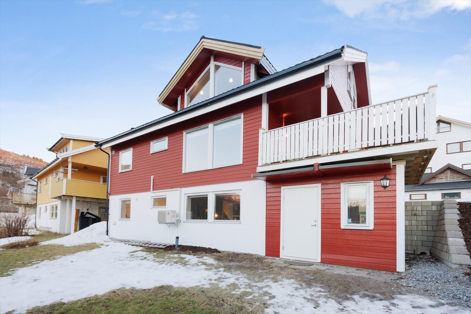 Fasaden sett fra hagesiden - Her ser du også den andre inngangen til boligen Galleribilde