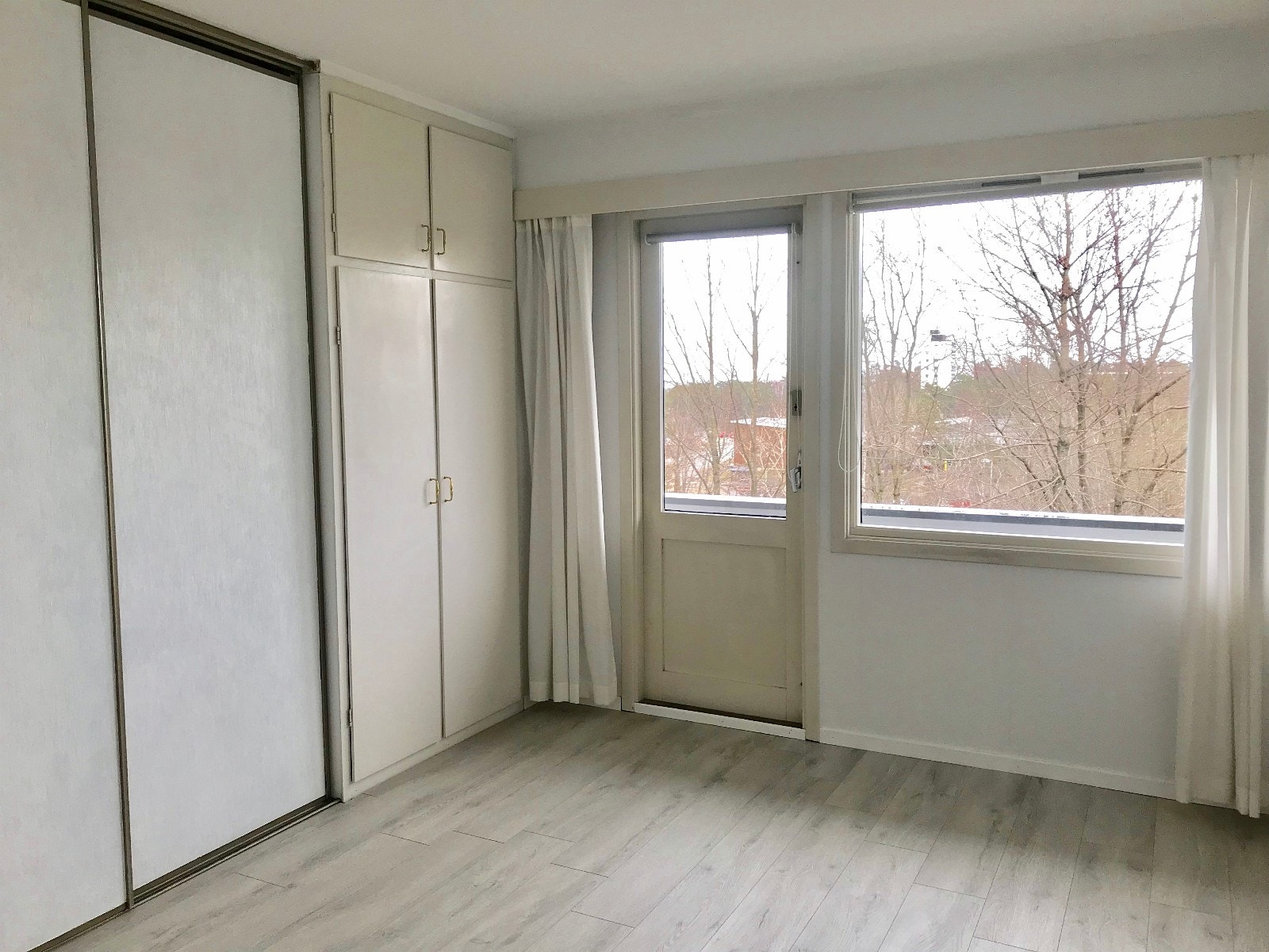 Soverom 3 med skyvedør, egen bod/wall closet og veranda. Galleribilde