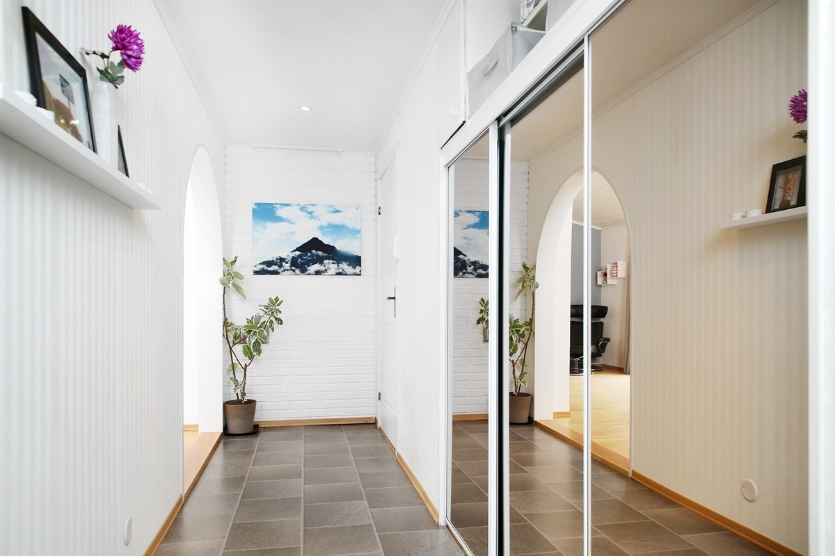 Gang med garderobeskap Galleribilde