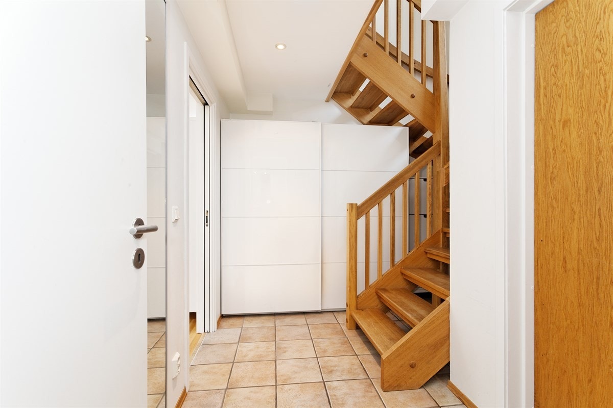 Fin entré med skyvedørsgarderobe Galleribilde