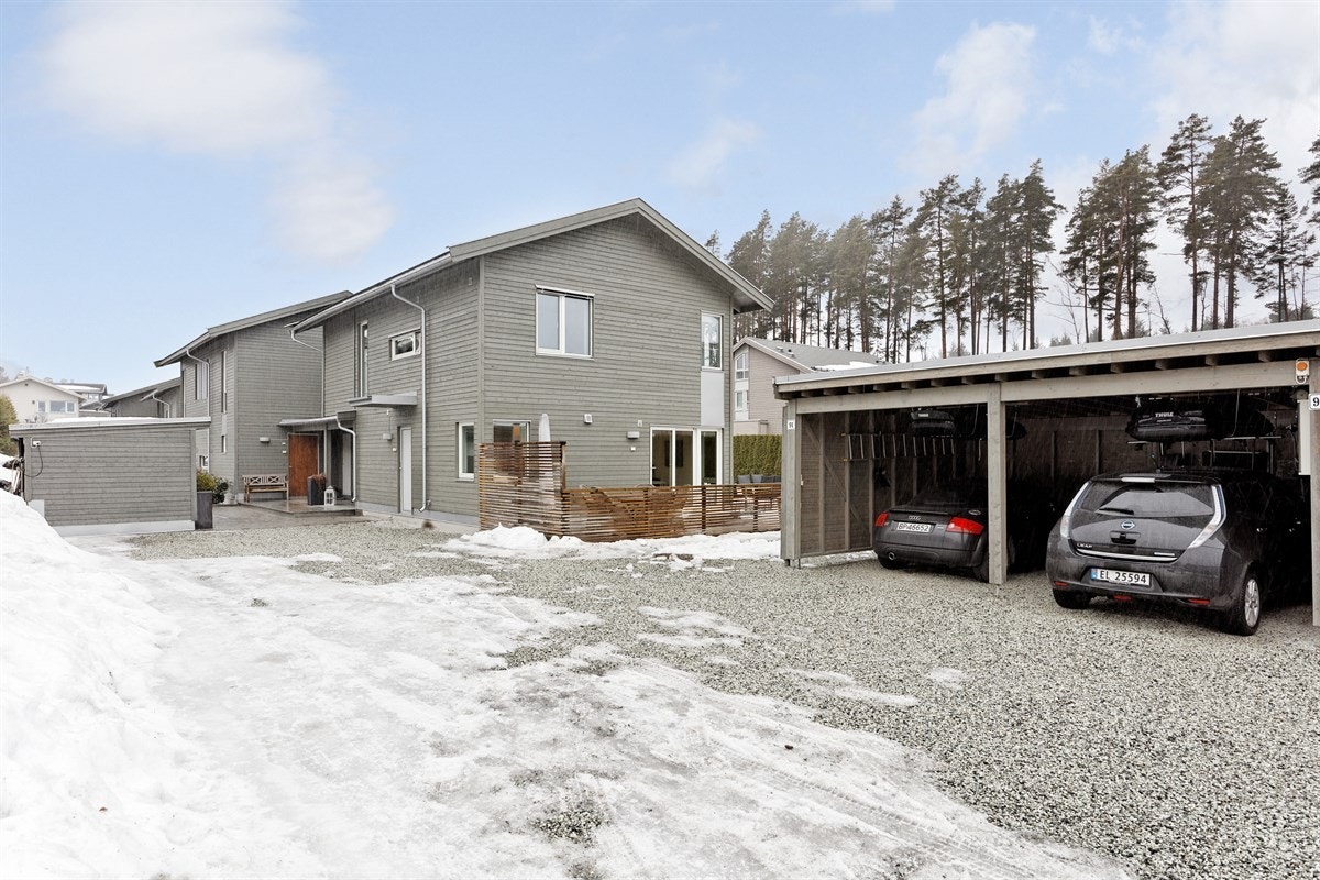 Det medfølger 1 plass i carport til boligen Galleribilde