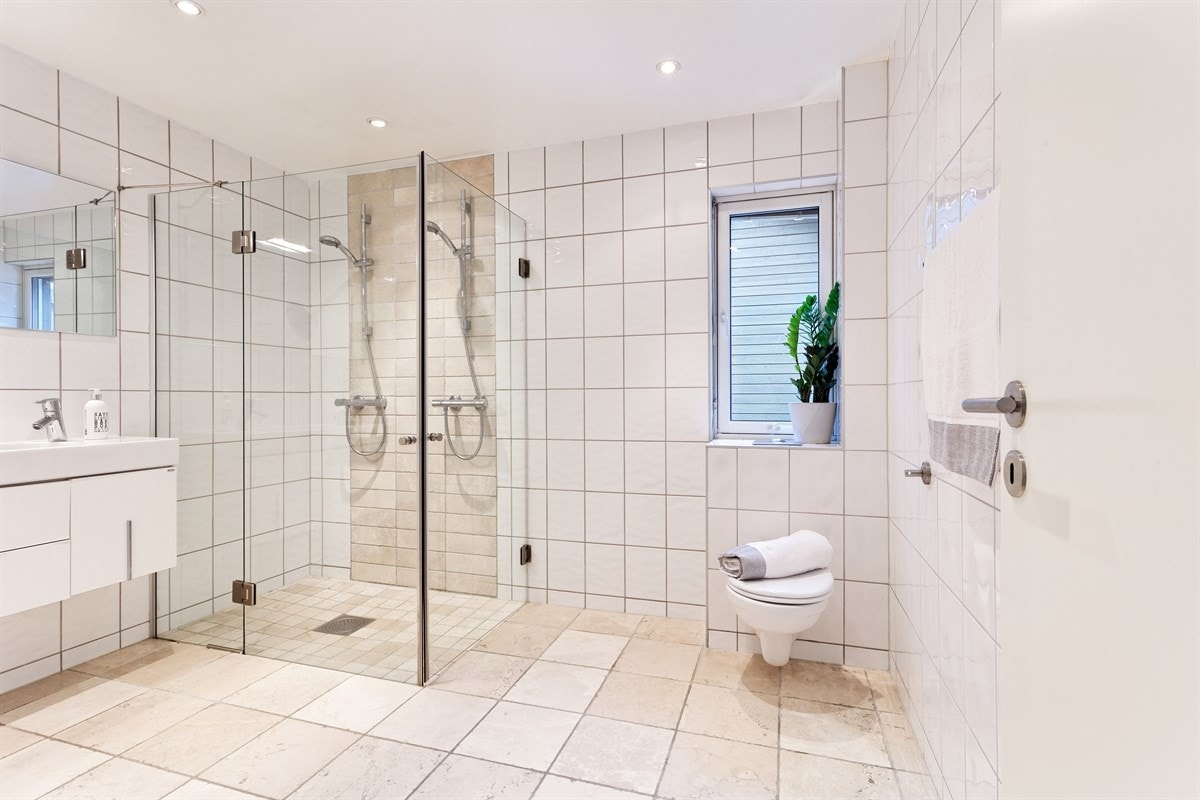 Delikat og stilrent hovedbad Galleribilde