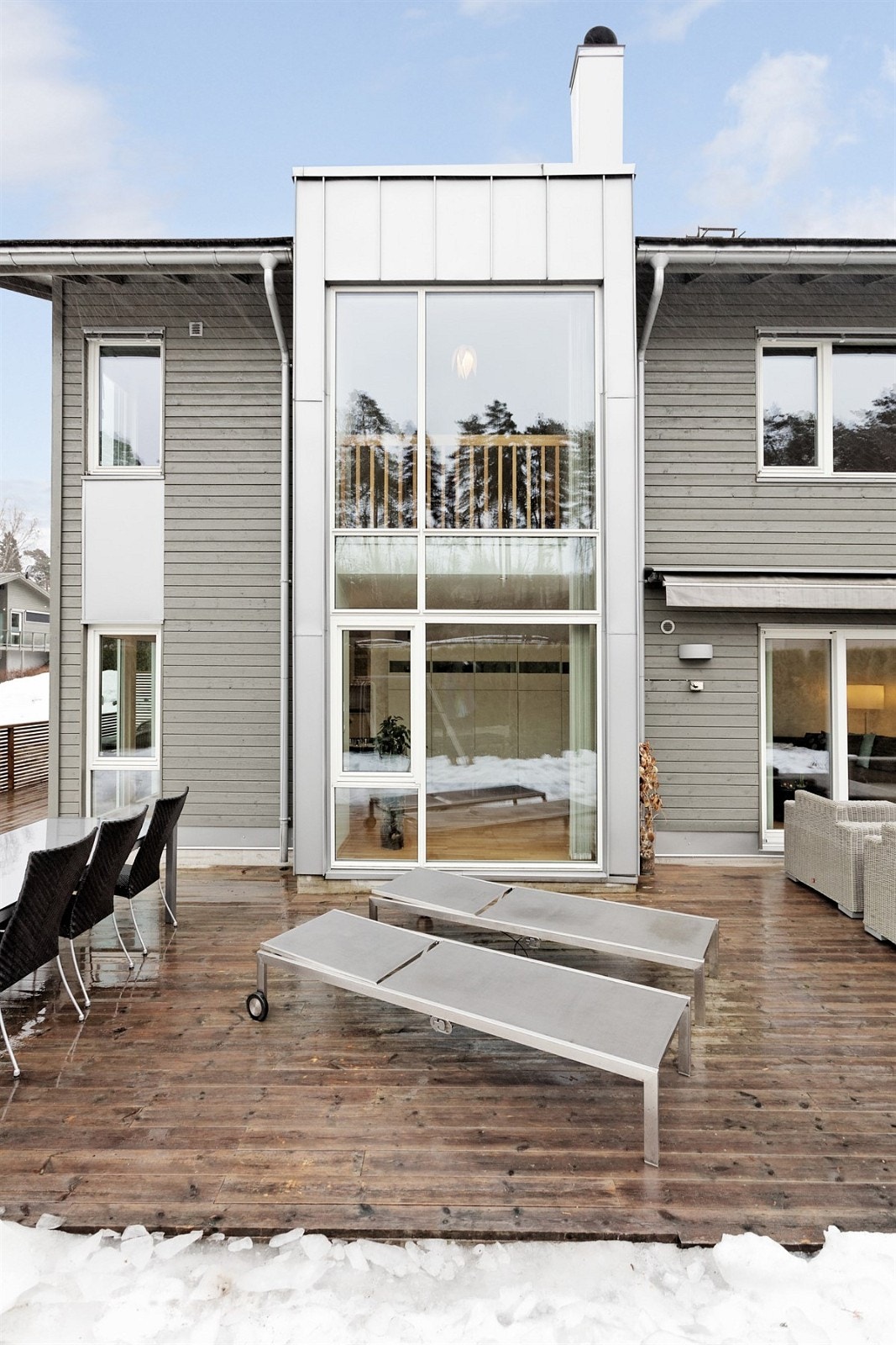 Moderne stil på fasaden med store vinduer Galleribilde