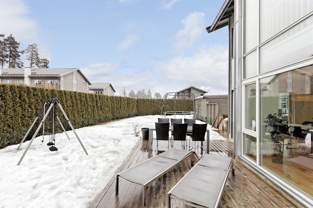 Fantastisk terrasse som omkranser stuen Galleribilde