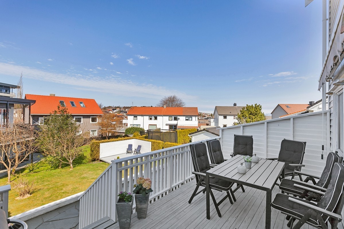 Fra kjøkken er det utgang til terrasse og hageområde Galleribilde