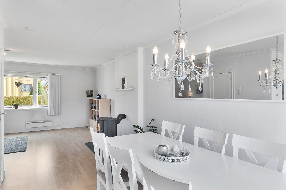 Kjøkken - god plass til spisebord Galleribilde