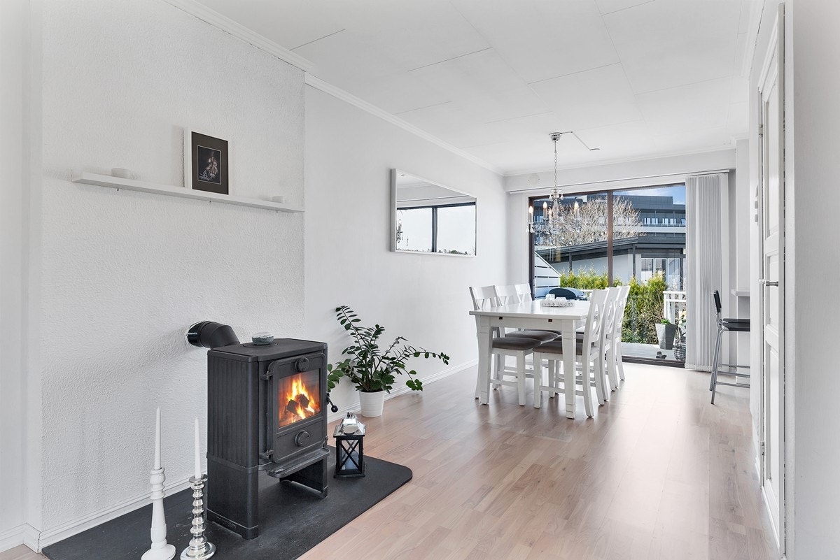 Spisestue mellom stue og kjøkken med god plass til stort spisebord Galleribilde