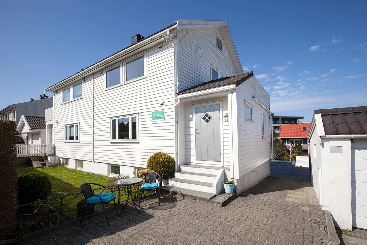 Fasade - inngang til kjellerleilighet på baksiden Galleribilde