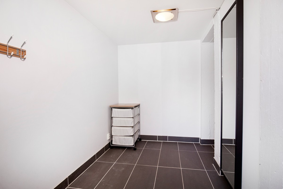 Kjeller - gang/entrè med flotte fliser. Hele kjeller har varmekabler i gulv Galleribilde