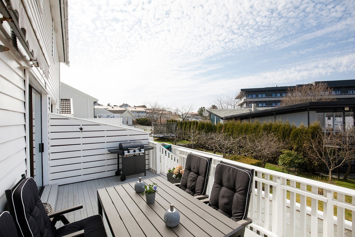 Skjermer og koselig terrasse. Her får du ettermiddagssol Galleribilde