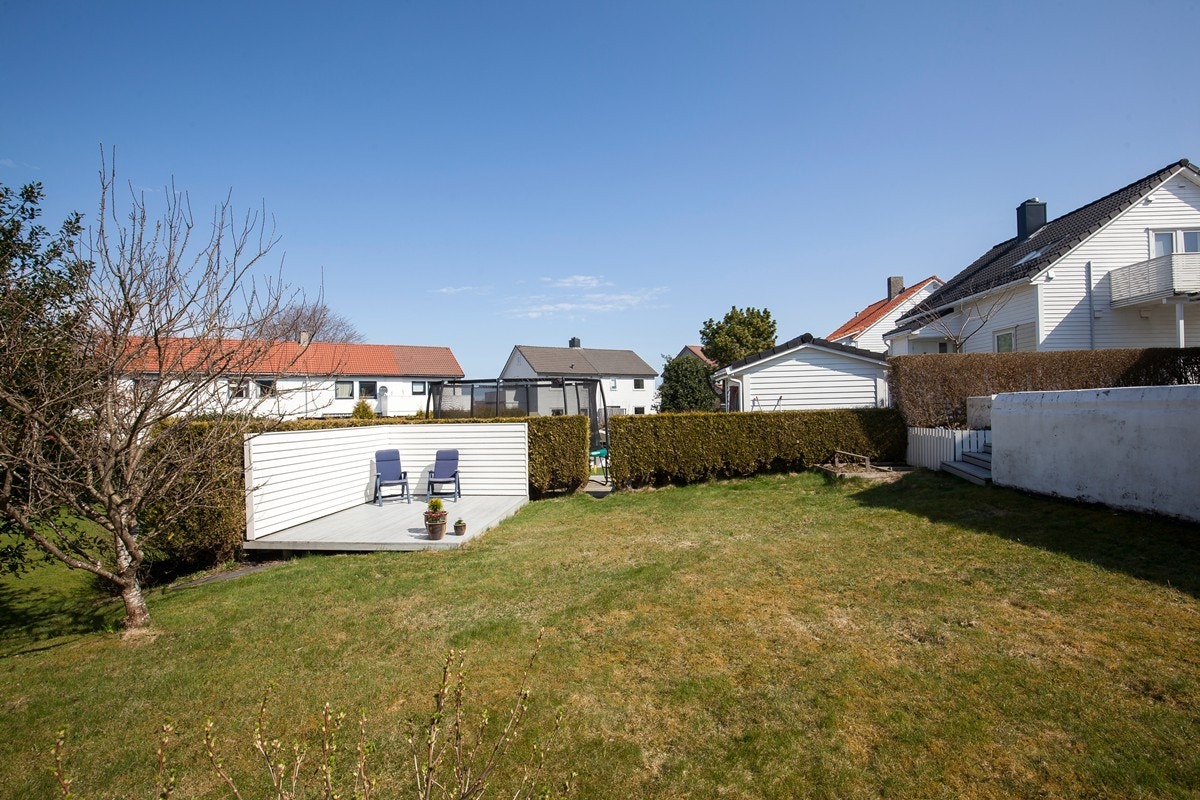 I hjørne av hagen er det satt opp skjermet terrasse med gode solforhold Galleribilde