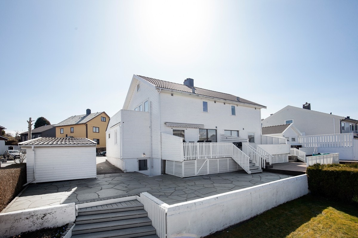 Flott opparbeidet uteområde med skifer - her får du sol på ettermiddagen Galleribilde