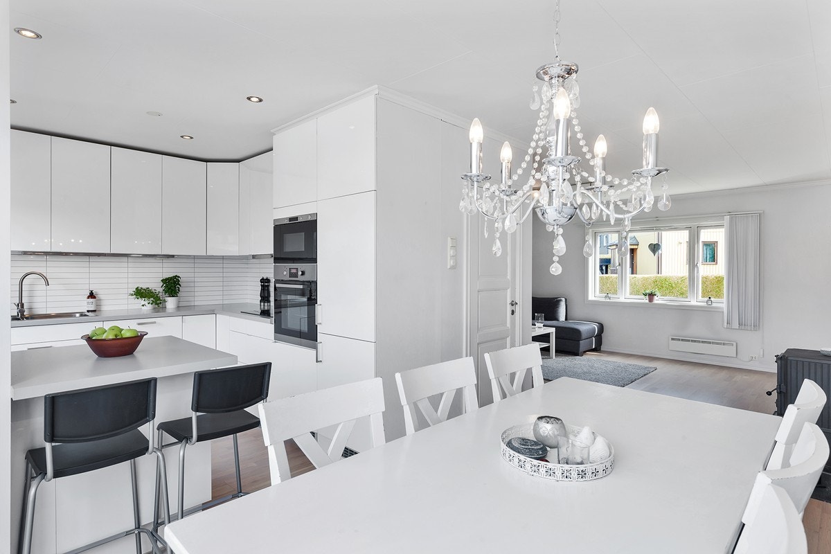 Kjekk og praktisk innredning med god benk- og skapplass, samt halvøy Galleribilde