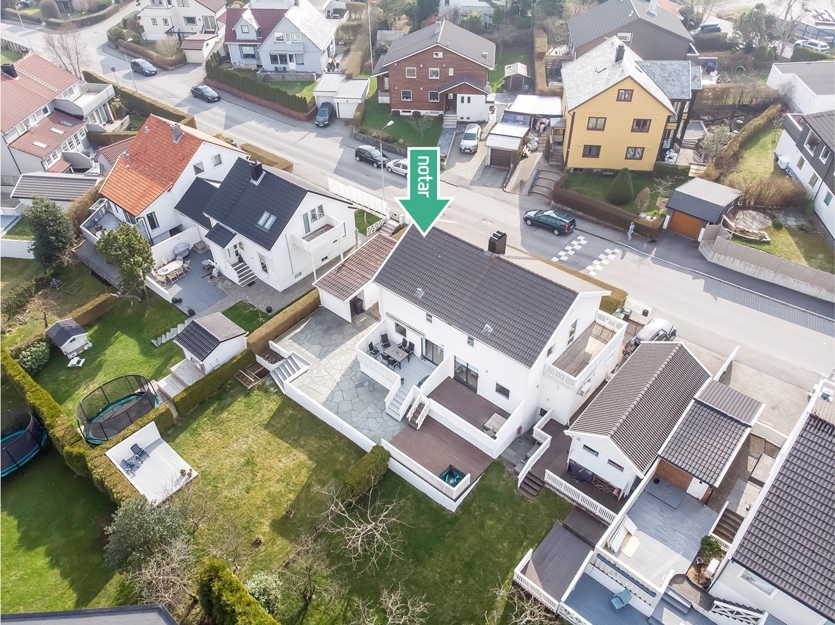 Øvre sjøveien 47 er en del av en tomannbolig, og har en stor og solrik tomt Galleribilde