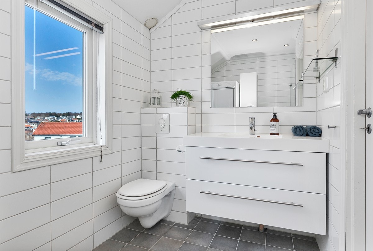 Flott helfliset bad i 2. etasje Galleribilde