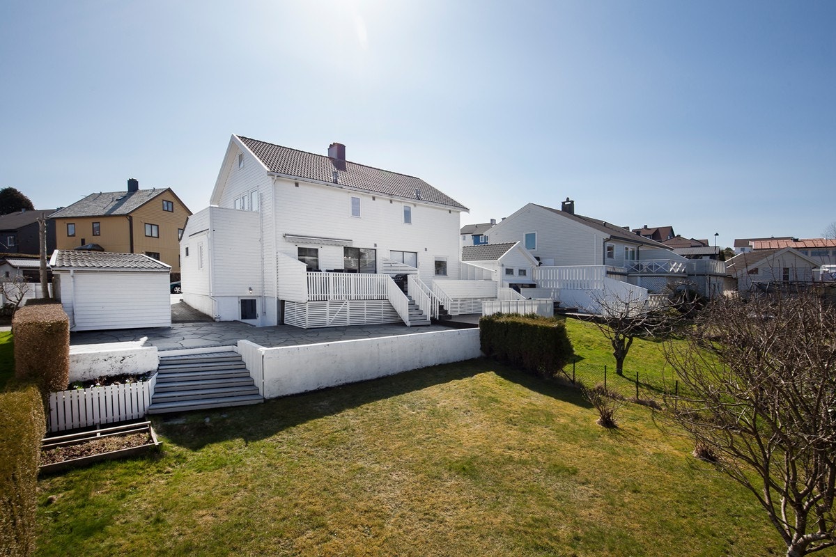 Koslig og romslig hage som gir mulighet for lek og aktivitet Galleribilde