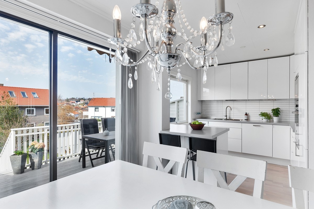 Fra kjøkken er det utgang til stor og skjermet terrasse og hage med gode solforhold Galleribilde