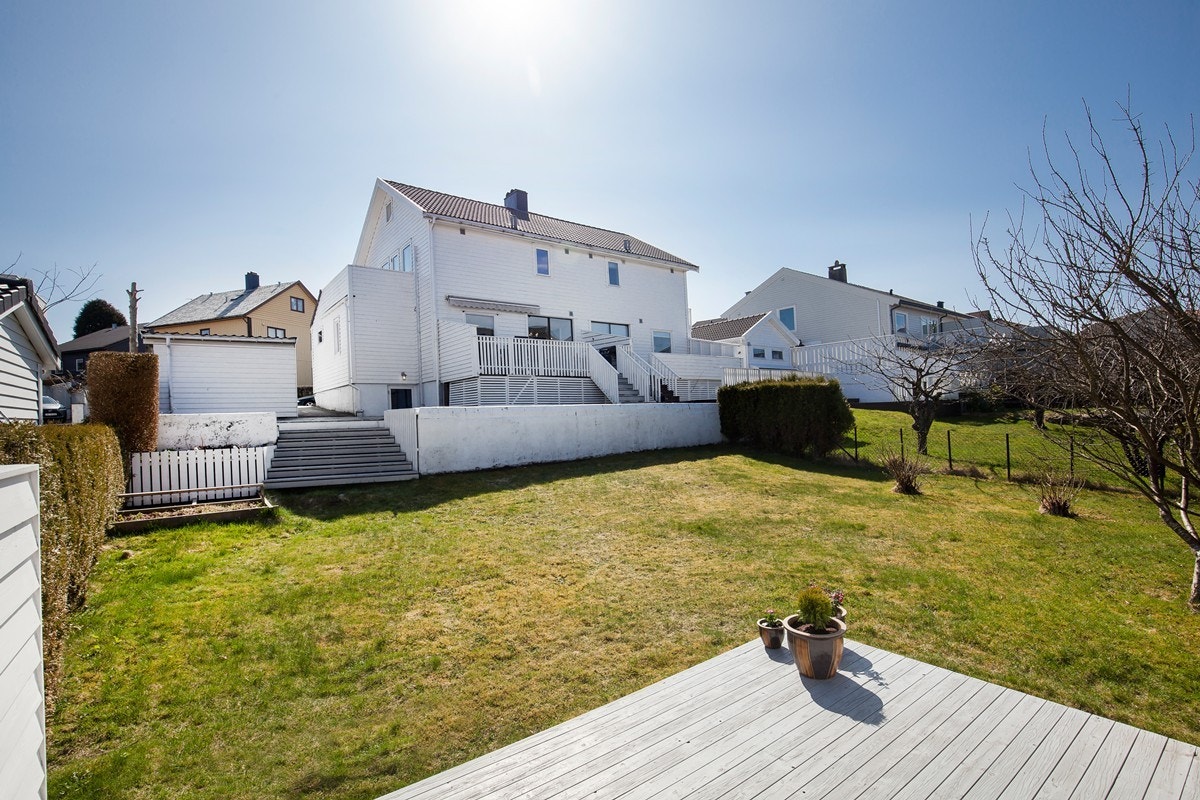 Velkommen til Øvre Sjøveien 47! En kjekk familiebolig med stor og solrik hage Galleribilde