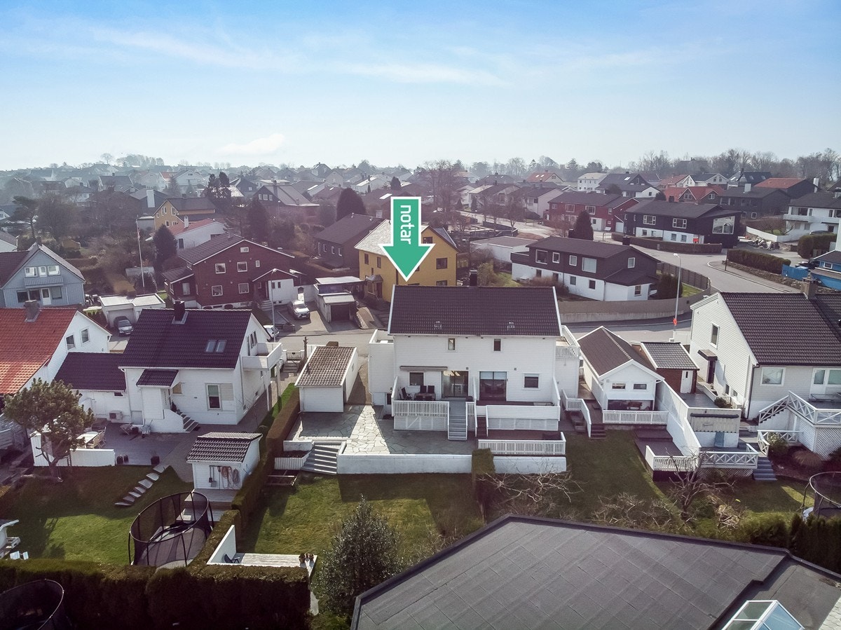 Kjekk vertikaldelt tomannsbolig med stor tomt Galleribilde