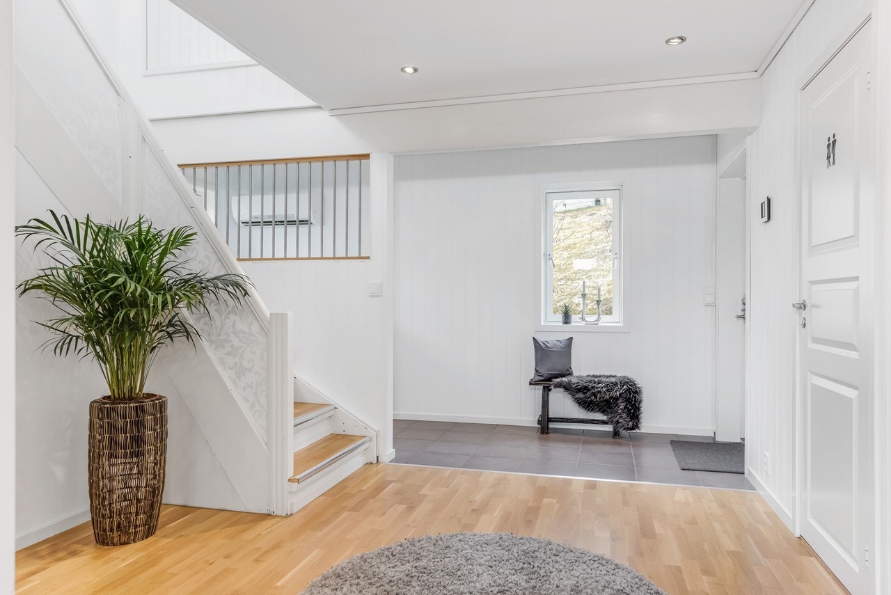 Flislagt inngangsparti med varmekabler i gulv. I tilknytning til hallen har du et toalettrom, samt en oppbevaringsbod som ikke sees i bilde (se plantegning). Galleribilde