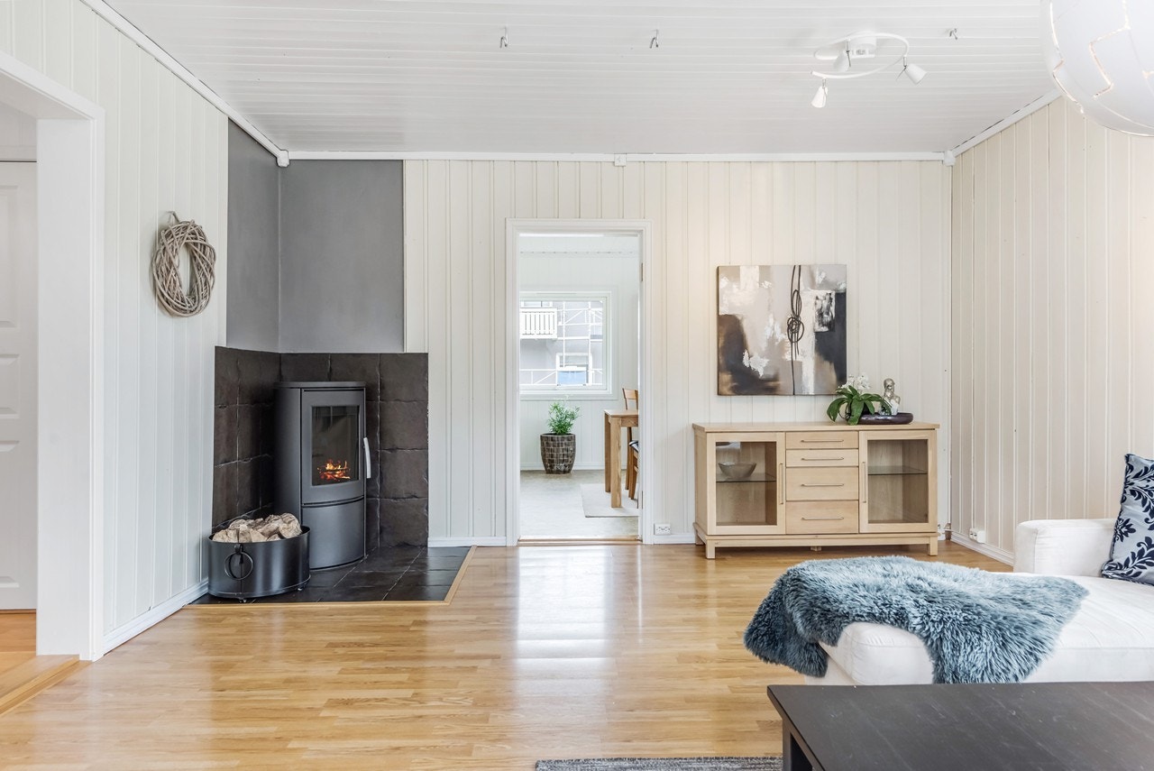 Stuen fører deg videre til spisestuen som ligger midt i mellom stuen og kjøkkenet. Galleribilde