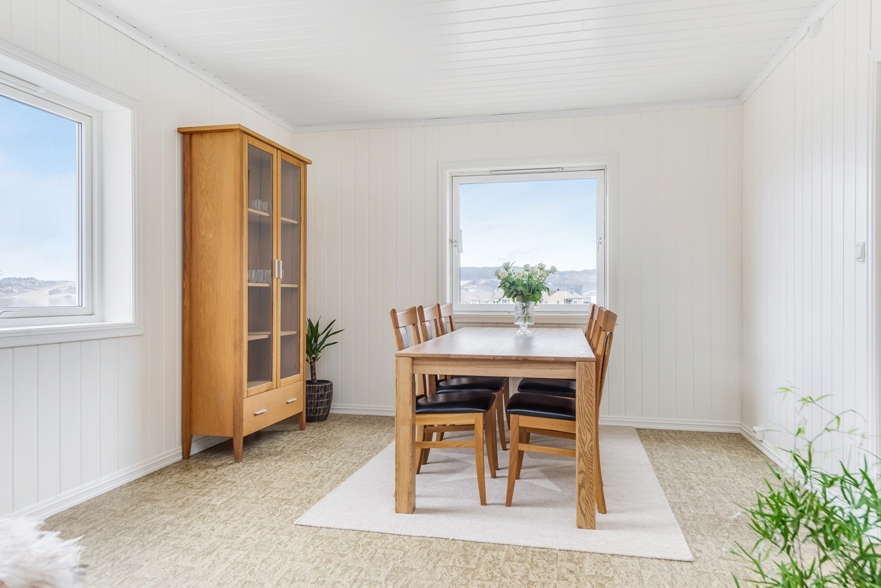 Det samme gjelder spisestuen. Både tak, vegger og listverk er også oppusset i April 2018. Galleribilde