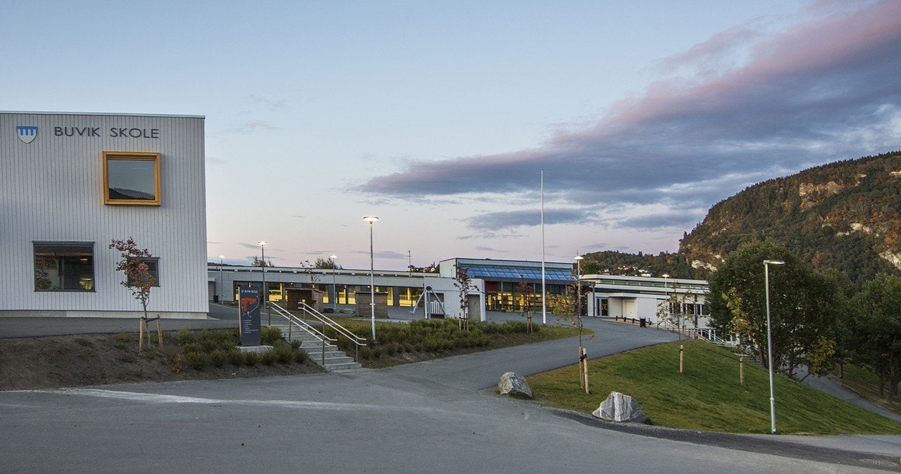 Buvik barneskole ligger rett i bakkant av boligen. Her vil barna få en kort og trygg adkomst til skolen. Galleribilde