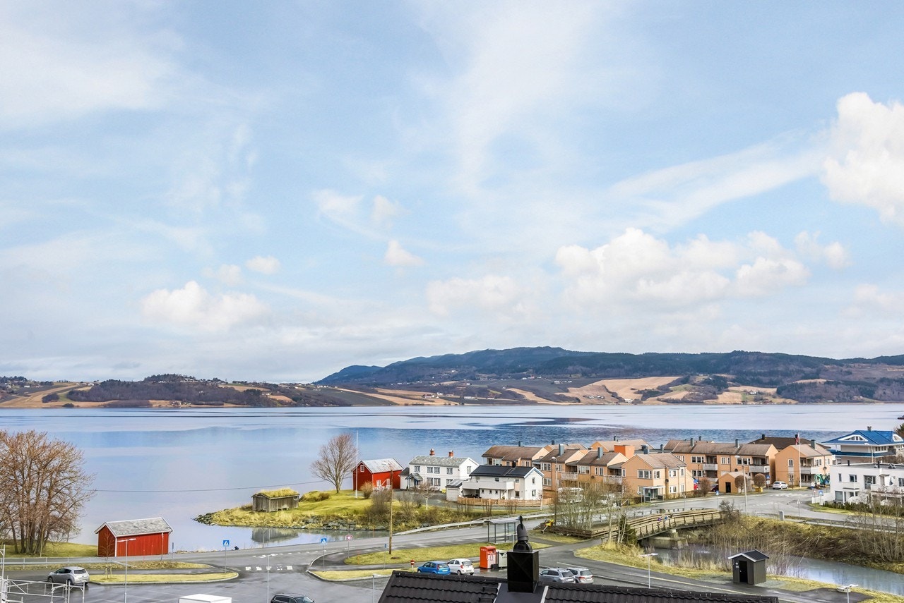 Fra boligen har du en flott utsikt utover mot Tangentunet og Buvikbukta. Taktekkingen på huset ble skiftet i sin helhet i 2011. Galleribilde