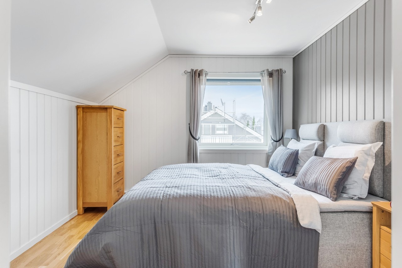 Dette soverommet er boligens største soverom og er på hele 11 kvm. Galleribilde