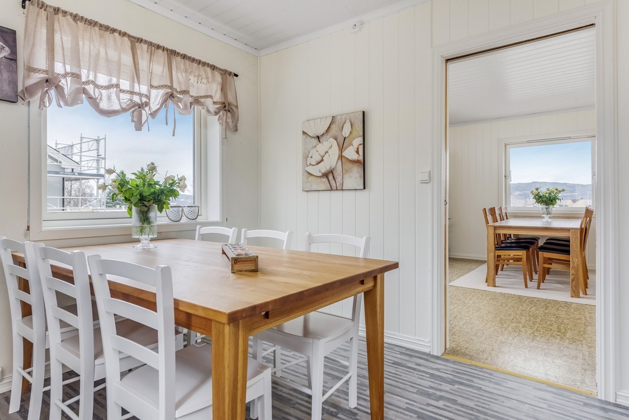 Kjøkkenet er oppusset i 2018 med nytt listverk i tak, malte flater og nye MDF-plater på veggene. Galleribilde