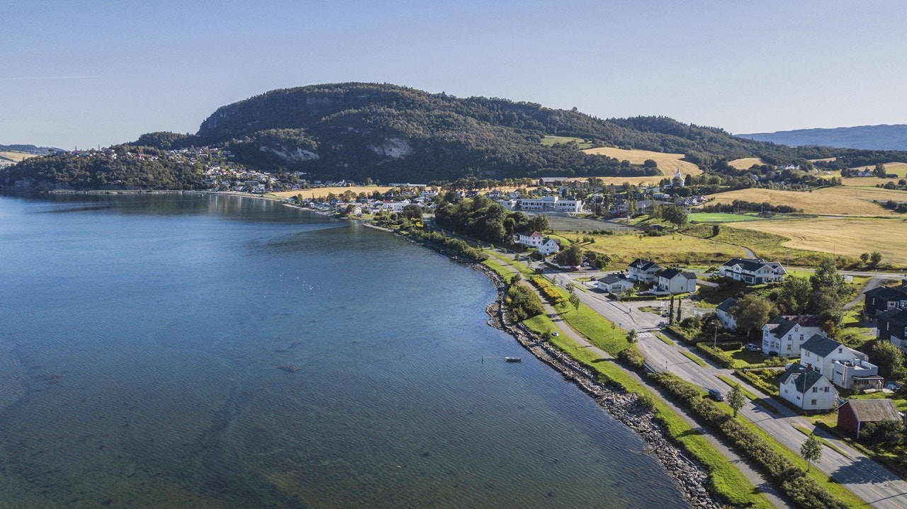 Den idylliske strandpromenaden og fjæra i Buvika ligger også et steinkast unna boligen. Galleribilde