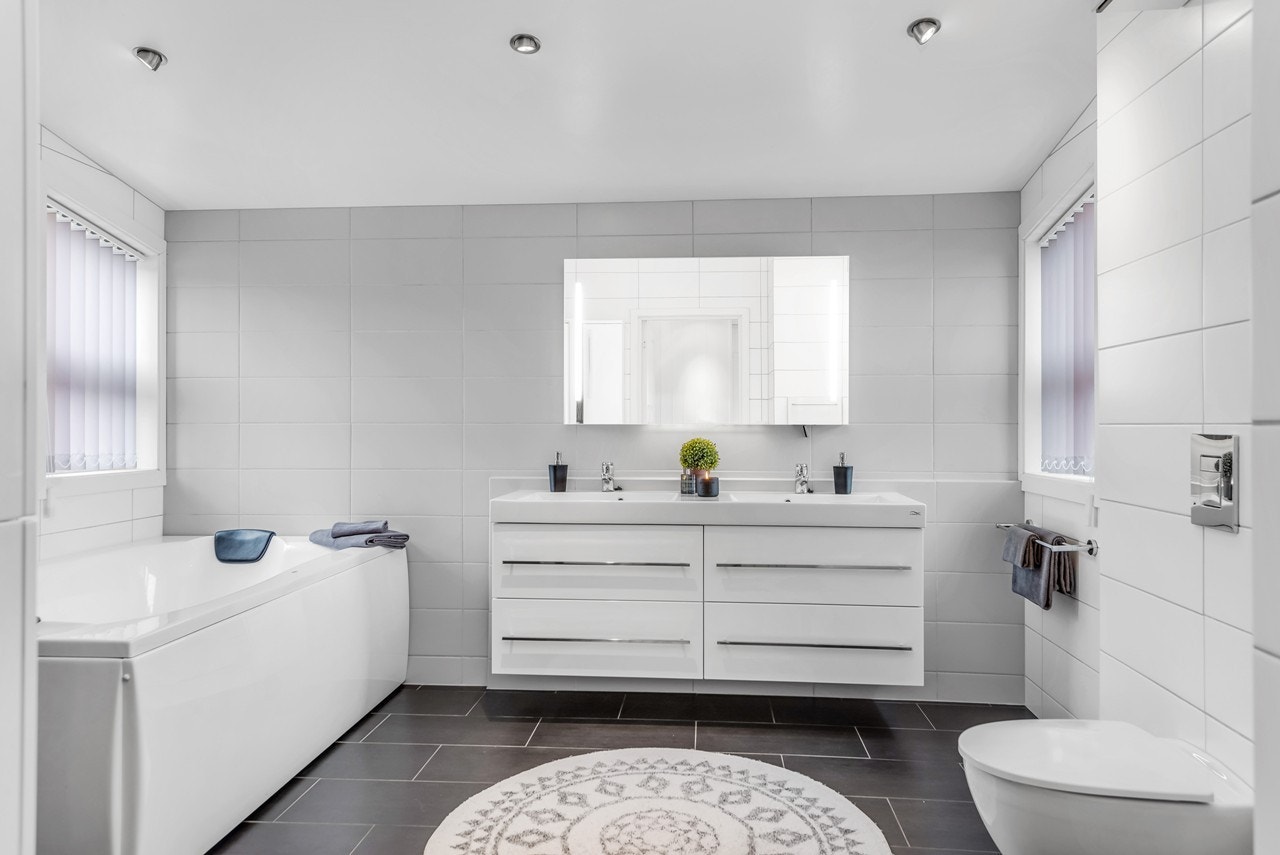 Baderommet er beliggende i boligens andre etasje og er oppusset i 2012 av fagfolk. Lekkert og delikat bad med dobbelservant, stort badekar og et romslig dusjhjørne. Galleribilde