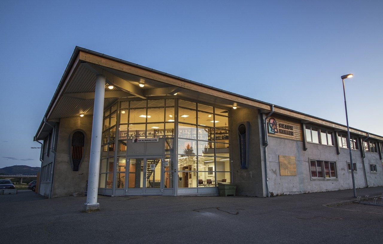 Skaunhallen, fotballbanene og ballbinge ligger også like ved. Galleribilde