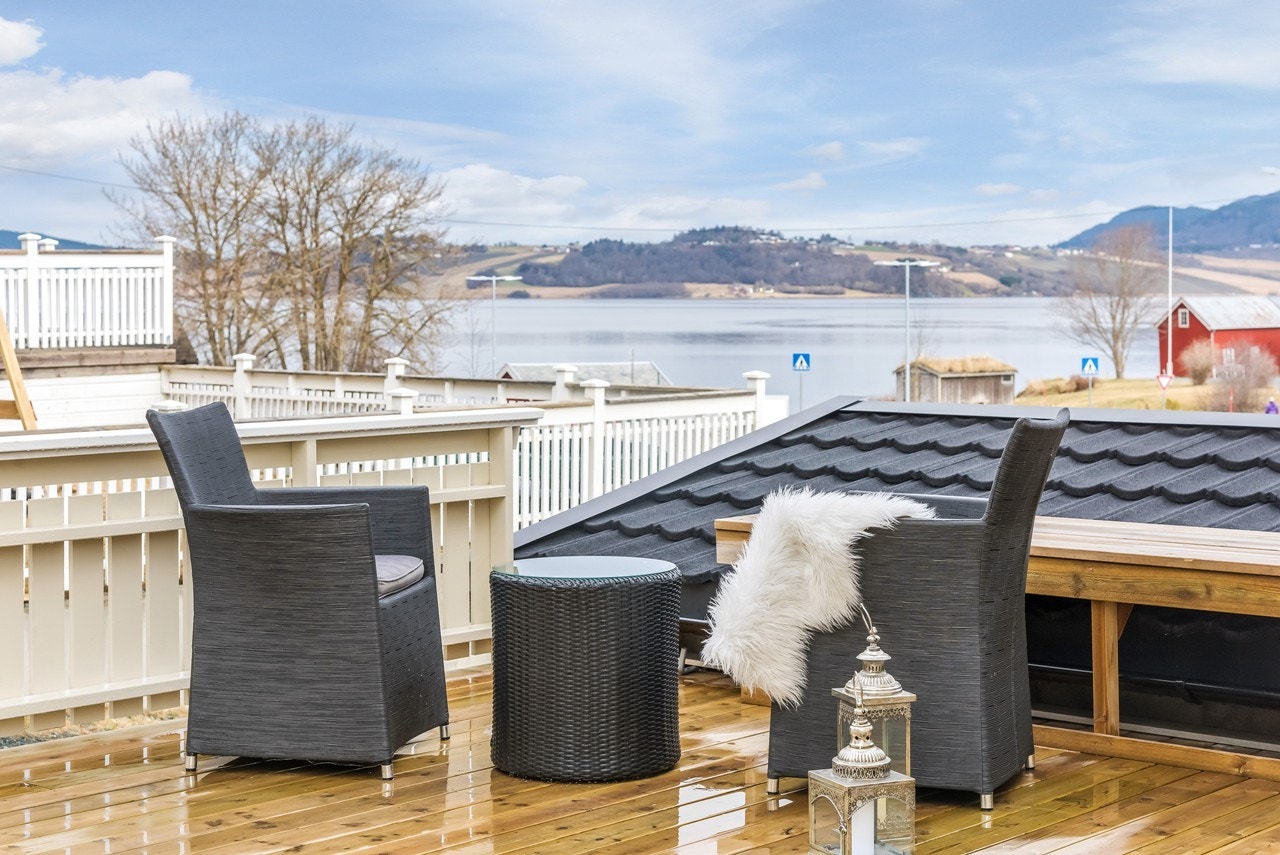 Terrassen er ny fra 2015, mens de praktiske utebodene i fremkant av terrassen ble bygd i 2012. Galleribilde