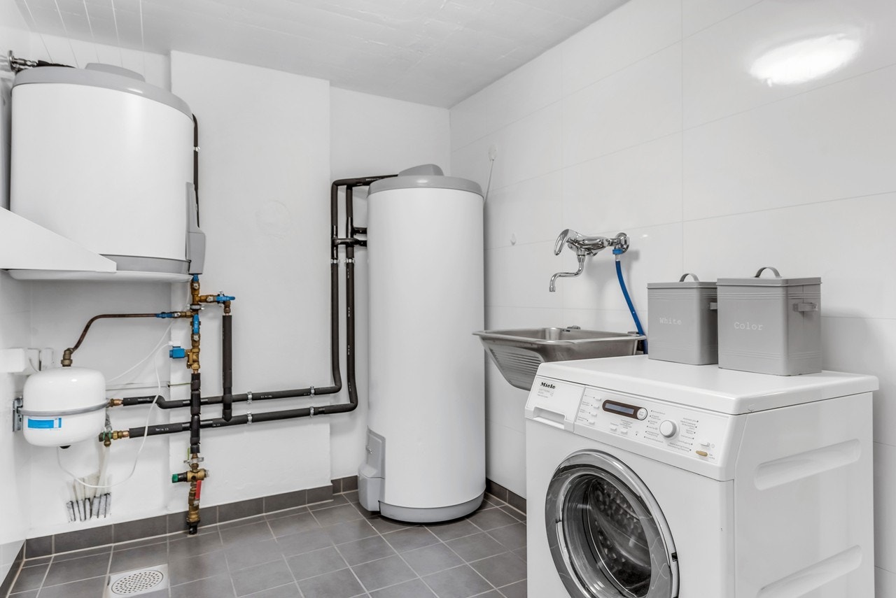 I boligens sokkeletasje har du også et praktisk vaskerom. Vaskerommet er oppusset i 2017 av fagfolk. Galleribilde