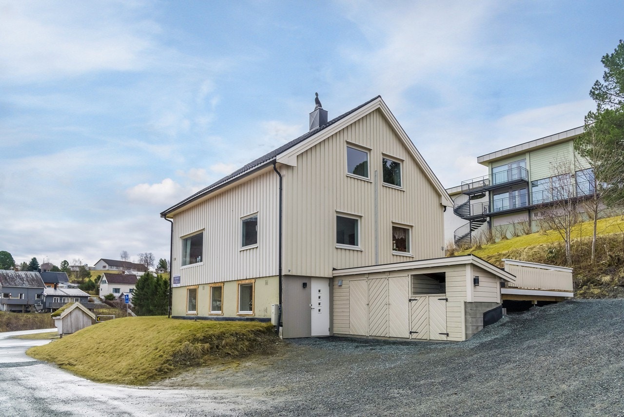 I sokkeletasjen har eneboligen en meget pen hybel som sto ferdigstilt i 2017. Til hybelen har du en egen inngangsdør. Galleribilde