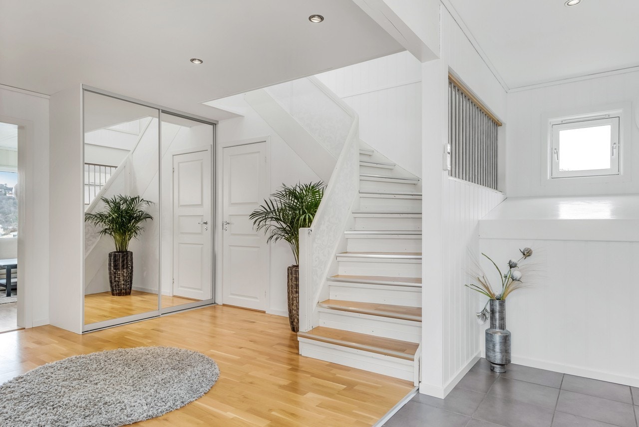 I likhet med store deler av boligens øvrige rom er også entreen nymalt. Her vil du få god oppbevaringsplass i medfølgende garderobeløsning. Galleribilde